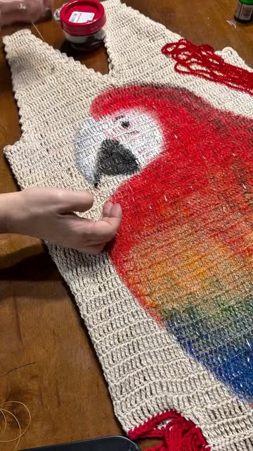 Você teria coragem de pintar um vestido de crochê feito à mão? 👀 Eu arrisque...